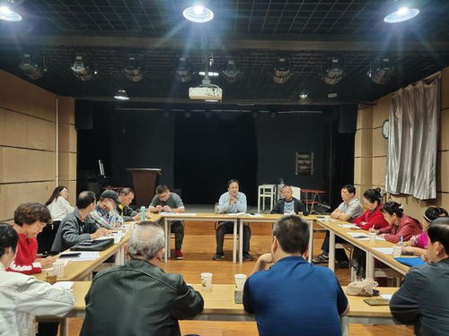 襄陽市群眾藝術(shù)館 規(guī)范簽約夯實(shí)根基，百場展演助力諸葛亮文化旅游節(jié)升級(jí)\n\n??近日，襄陽市群眾藝術(shù)館召開了第十屆諸葛亮文化旅游節(jié)“百場群文展演”合同簽訂會(huì)議。此次會(huì)議不僅是一次工作安排的節(jié)點(diǎn)性推進(jìn)會(huì)，更是一次對(duì)社會(huì)文藝資源進(jìn)行創(chuàng)意調(diào)配、全面聚合的文化動(dòng)員。市群藝館相關(guān)負(fù)責(zé)人、組織籌備團(tuán)隊(duì)和多家簽約社會(huì)藝術(shù)團(tuán)體代表共聚一堂，規(guī)范文書簽訂流程并探討下一步創(chuàng)排進(jìn)度。這一儀式優(yōu)化了多元素的協(xié)作機(jī)制，也為即將掀起的全城文明狂歡、融合傳統(tǒng)大文旅盛會(huì)主題的文化藝術(shù)熱浪筑起嚴(yán)謹(jǐn)坦誠履行踐諾的重要基石。
